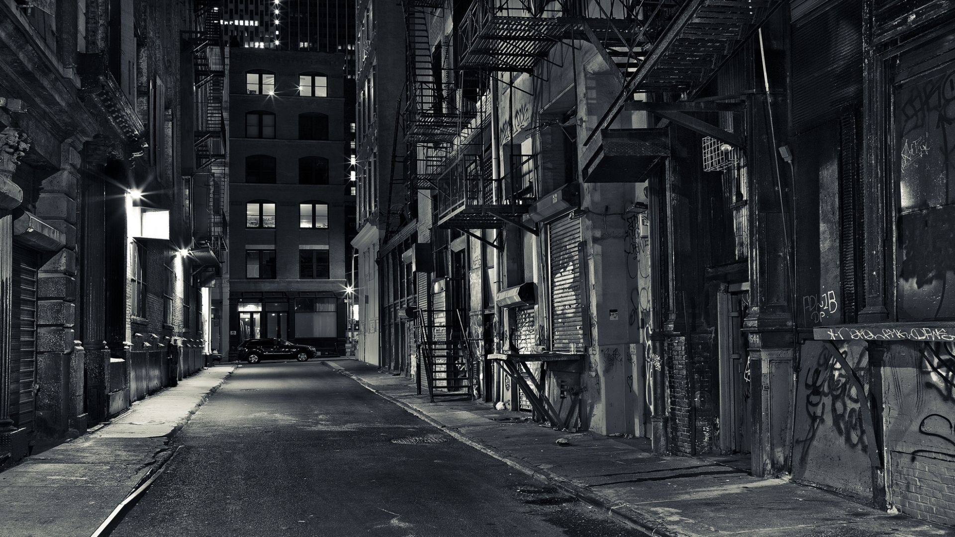 Темная улица ночного города