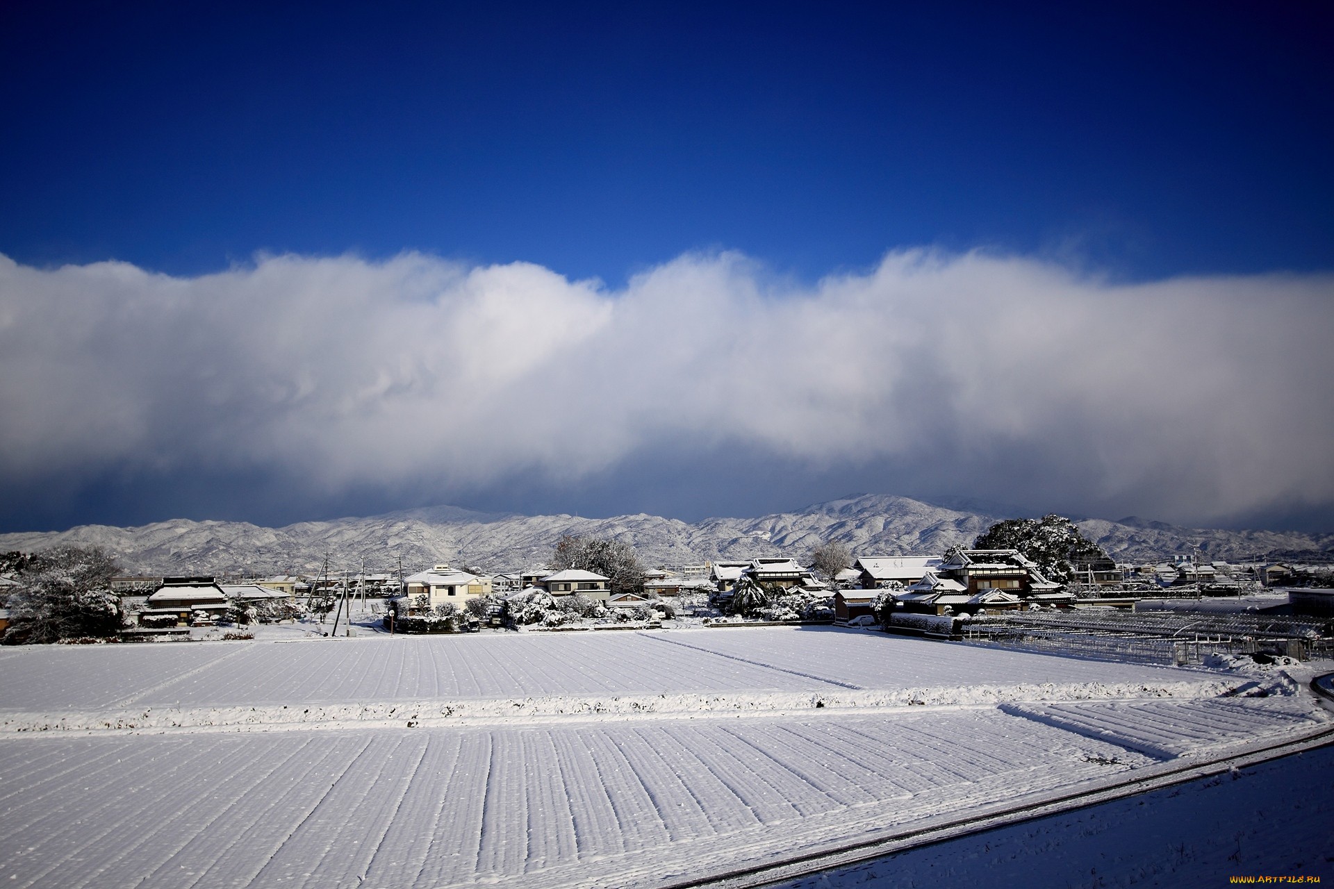 снежные тучи над поселком