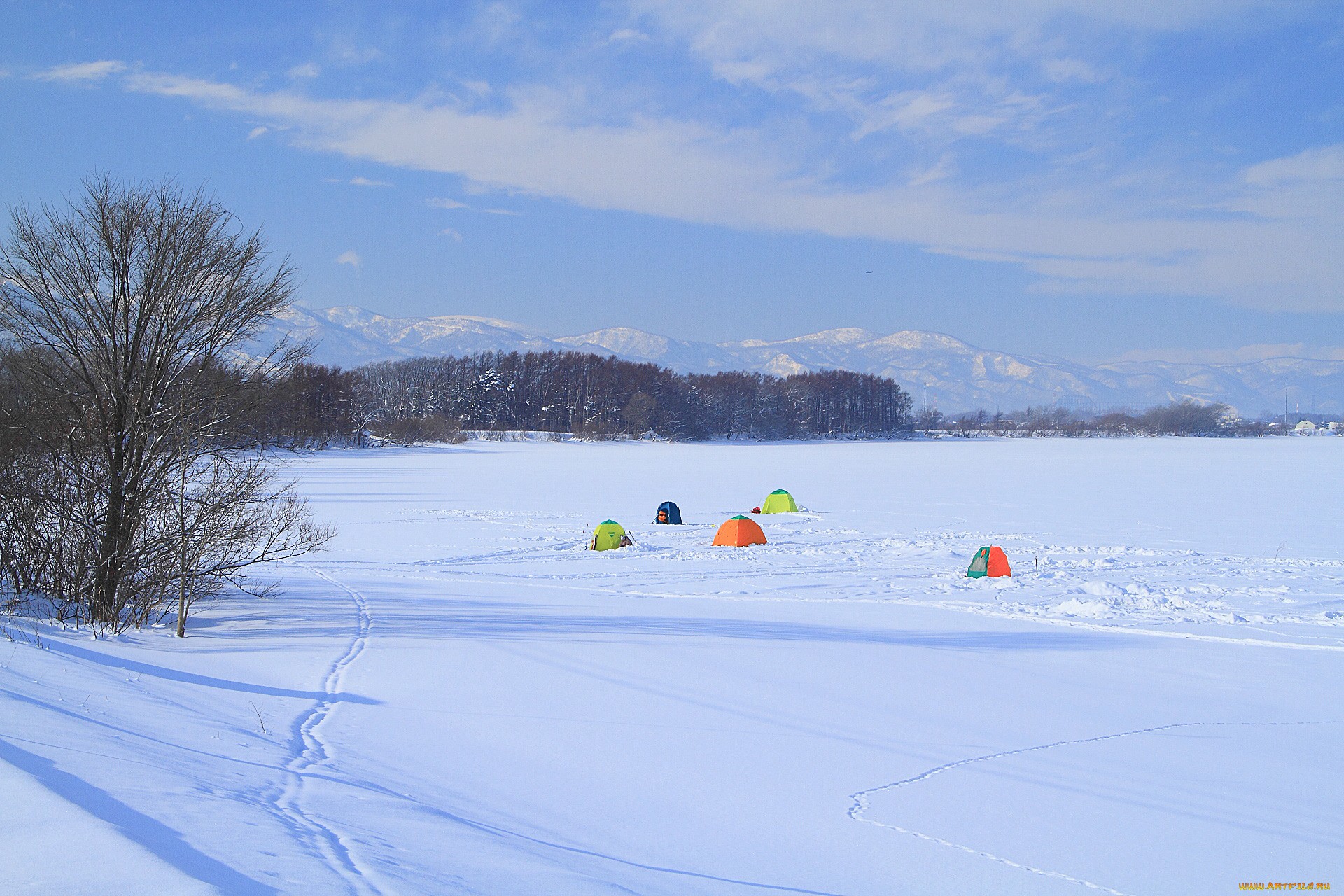 палатки с рыбаками на зимней рыбалке