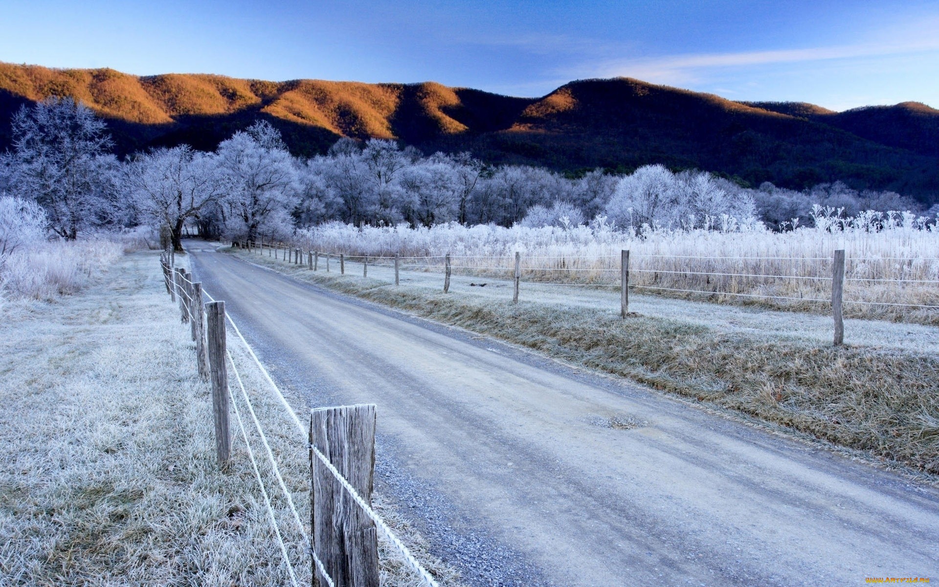 зимняя дорога на фоне коричневых гор обои