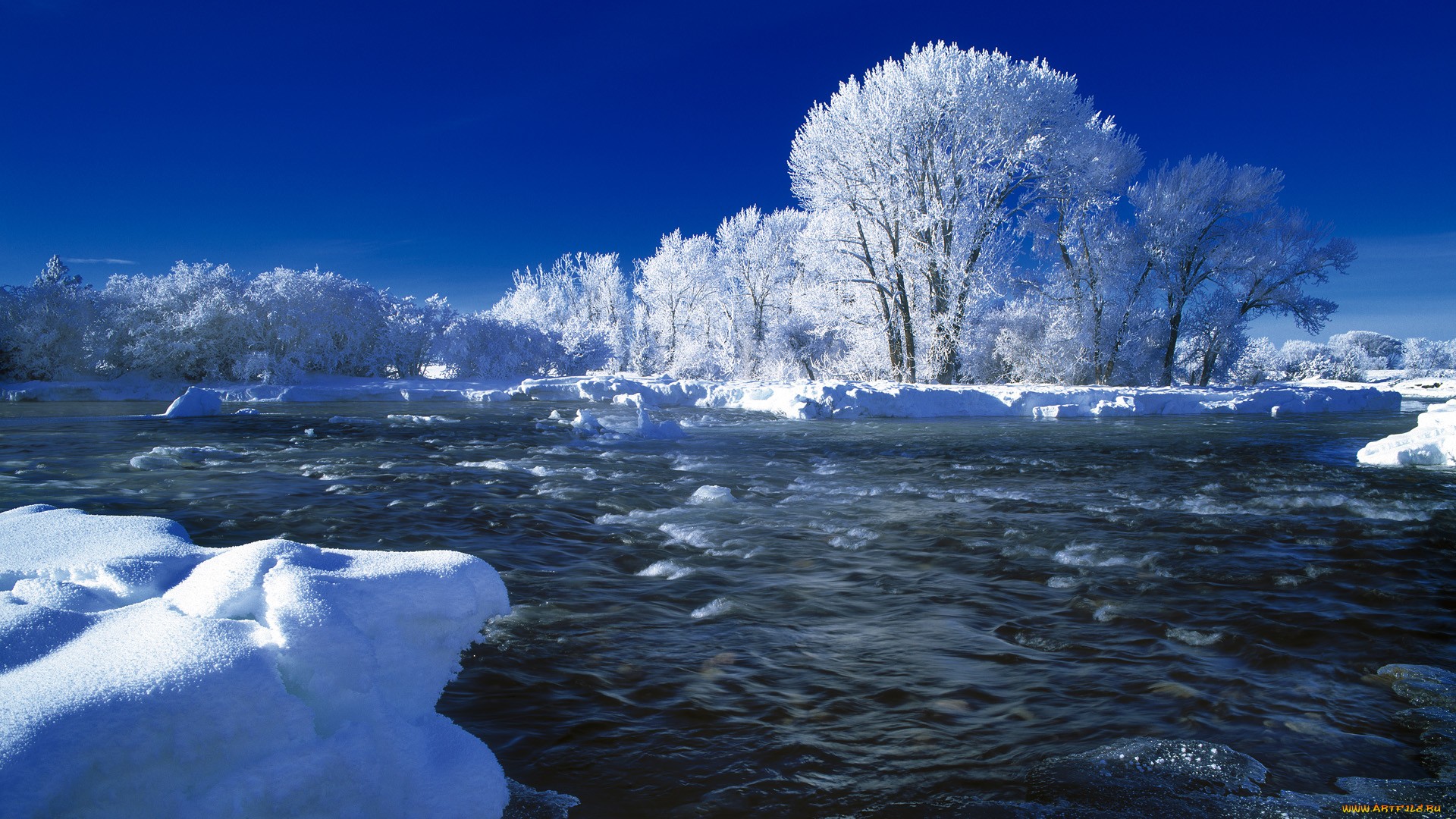 бурная река среди снега и льда обои