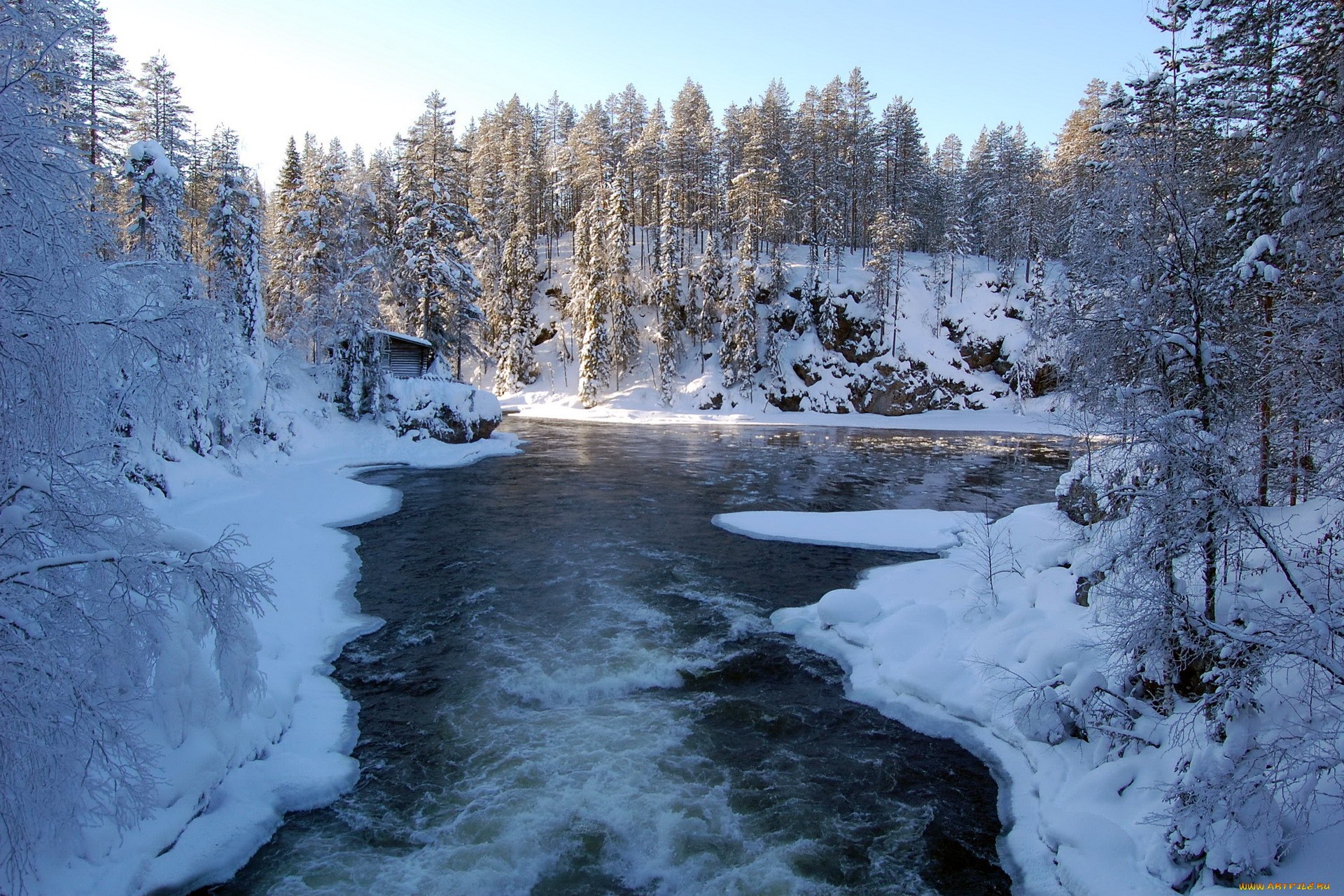 течет речка среди льда,снега и деревьев обои